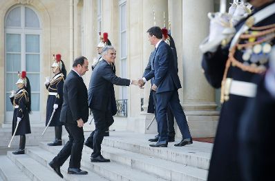 Am 12. März 2016 nahm Bundeskanzler Werner Faymann (m.) an einem Treffen mit dem französischen Staatspräsidenten François Hollande (l.), zur politischen Situation Europas, in Paris teil. Im Bild mit dem französischen Premierminister Manuel Valls (r.).