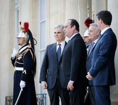 Am 12. März 2016 nahm Bundeskanzler Werner Faymann (l.) an einem Treffen mit dem französischen Staatspräsidenten François Hollande (m.), zur politischen Situation Europas, in Paris teil. Im Bild mit dem französischen Premierminister Manuel Valls (r.).