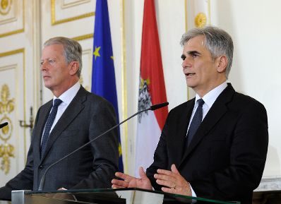 Bundeskanzler Werner Faymann (r.) mit Vizekanzler und Bundesminister Reinhold Mitterlehner (l.) beim Pressefoyer nach dem Ministerrat am 15. März 2016.