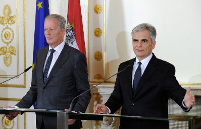 Bundeskanzler Werner Faymann (r.) mit Vizekanzler und Bundesminister Reinhold Mitterlehner (l.) beim Pressefoyer nach dem Ministerrat am 15. März 2016.