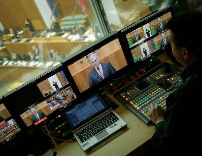 Am 16. März 2016 gab Bundeskanzler Werner Faymann gemeinsam mit Vizekanzler und Bundesminister Reinhold Mitterlehner im Parlament eine Erklärung zur bevorstehenden Tagung des Europäischen Rates vom 17.-18. März 2016 ab.