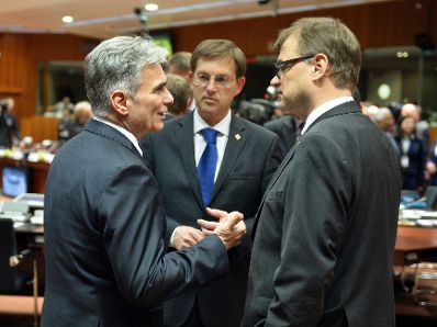 Vom 17.-18. März 2016 fand in Brüssel der Europäische Rat der Staats- und Regierungschefs statt. Im Bild Bundeskanzler Werner Faymann (l.) mit dem slowenischen Ministerpräsidenten Miro Cerar (m.) und dem finnischen Ministerpräsidenten Juha Sipilä (r.).