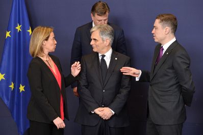 Vom 17.-18. März 2016 fand in Brüssel der Europäische Rat der Staats- und Regierungschefs statt. Im Bild Bundeskanzler Werner Faymann (m.) mit der Hohen Repräsentantin für Außenbeziehungen Federica Mogherini (l.) und dem estnischen Ministerpräsidenten Taavi Rõivas (r.).