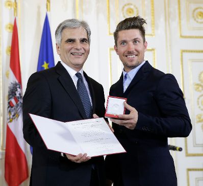 Am 23. März 2016 überreichte Bundeskanzler Werner Faymann (l.) das Große Ehrenzeichen für Verdienste um die Republik Österreich an den fünffachen Gesamtweltcup-Sieger im alpinen Skisport Marcel Hirscher (r.).
