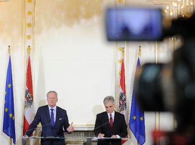 Bundeskanzler Werner Faymann (r.) mit Vizekanzler und Bundesminister Reinhold Mitterlehner (l.) beim Pressefoyer nach dem Ministerrat am 30. März 2016. 