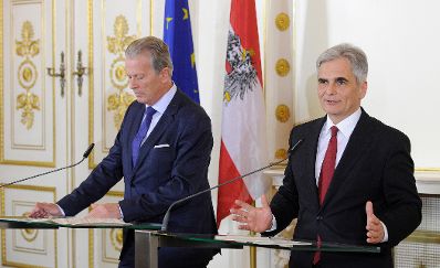Bundeskanzler Werner Faymann (r.) mit Vizekanzler und Bundesminister Reinhold Mitterlehner (l.) beim Pressefoyer nach dem Ministerrat am 30. März 2016. 