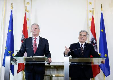 Bundeskanzler Werner Faymann (r.) mit Vizekanzler und Bundesminister Reinhold Mitterlehner (l.) beim Pressefoyer nach dem Ministerrat am 5. April 2016.