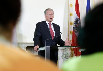 Vizekanzler und Bundesminister Reinhold Mitterlehner beim Pressefoyer nach dem Ministerrat am 5. April 2016.
