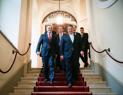 Am 8. April 2016 gaben Bundeskanzler Werner Faymann (l.) und der deutsche Vizekanzler Sigmar Gabriel (r.) Pressestatements im Bundeskanzleramt.