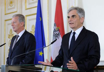 Bundeskanzler Werner Faymann (r.) mit Vizekanzler und Bundesminister Reinhold Mitterlehner (l.) beim Pressefoyer nach dem Ministerrat am 12. April 2016.