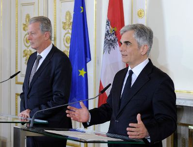 Bundeskanzler Werner Faymann (r.) mit Vizekanzler und Bundesminister Reinhold Mitterlehner (l.) beim Pressefoyer nach dem Ministerrat am 12. April 2016.
