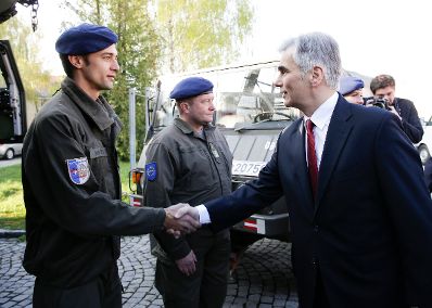 Am 13. April 2016 besuchten Bundeskanzler Werner Faymann (r.) und Verteidigungsminister Hans Peter Doskozil die Heckenast-Burian-Kaserne in Wien-Meidling.
