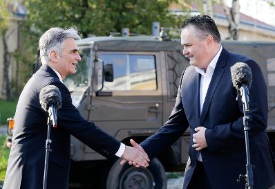 Am 13. April 2016 besuchten Bundeskanzler Werner Faymann (l.) und Verteidigungsminister Hans Peter Doskozil (r.) die Heckenast-Burian-Kaserne in Wien-Meidling.