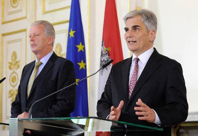 Bundeskanzler Werner Faymann (r.) mit Vizekanzler und Bundesminister Reinhold Mitterlehner (l.) beim Pressefoyer nach dem Ministerrat am 19. April 2016.