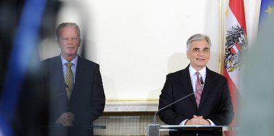 Bundeskanzler Werner Faymann (r.) mit Vizekanzler und Bundesminister Reinhold Mitterlehner (l.) beim Pressefoyer nach dem Ministerrat am 19. April 2016.