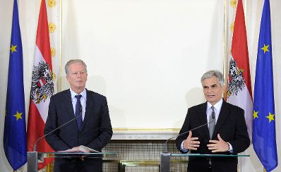 Bundeskanzler Werner Faymann (r.) mit Vizekanzler und Bundesminister Reinhold Mitterlehner (l.) beim Pressefoyer nach dem Ministerrat am 26. April 2016. 