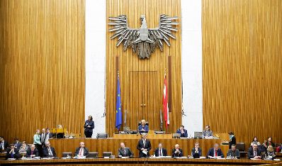 Am 27. April 2016 gab Bundeskanzler Werner Faymann im Parlament eine Erklärung zur Regierungsumbildung ab.