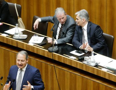 Am 27. April 2016 gab Bundeskanzler Werner Faymann (r.) im Parlament eine Erklärung zur Regierungsumbildung ab. Im Bild mit Vizekanzler und Bundesminister Reinhold Mitterlehner (l.).