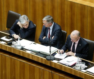 Am 27. April 2016 gab Bundeskanzler Werner Faymann (l.) im Parlament eine Erklärung zur Regierungsumbildung ab. Im Bild mit Sozialminister Alois Stöger (m.) und Verkehrsminister Gerald Klug (r.).