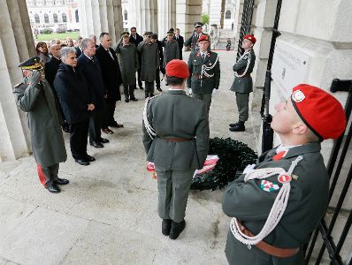 Am 27. April 2016 fand anlässlich der 71. Wiederkehr des Tages der Wiedererrichtung der Republik Österreich eine feierliche Kranzniederlegung im Weiheraum und in der Krypta des äußeren Burgtors statt.