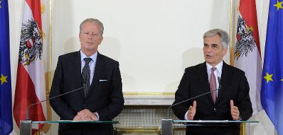 Bundeskanzler Werner Faymann (r.) mit Vizekanzler und Bundesminister Reinhold Mitterlehner (l.) beim Pressefoyer nach dem Ministerrat am 3. Mai 2016.