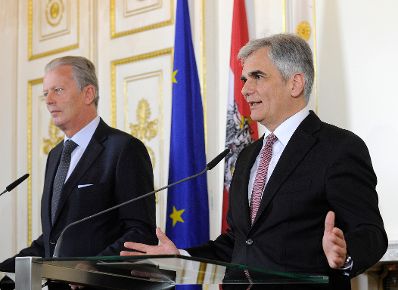 Bundeskanzler Werner Faymann (r.) mit Vizekanzler und Bundesminister Reinhold Mitterlehner (l.) beim Pressefoyer nach dem Ministerrat am 3. Mai 2016.