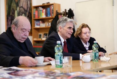 Am 4. Mai 2016 führte Bundeskanzler Werner Faymann (m.) ein Zeitzeugengespräch mit Rudolf Gelbard (l.) und Katharina Sasso (r.) anlässlich des 71. Jahrestages der Beendigung des 2. Weltkrieges im Dokumentationsarchiv des Österreichischen Widerstandes.