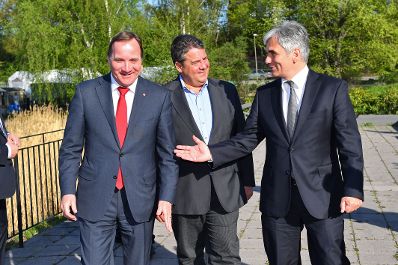 Am 8. Mai 2016 fand ein Treffen von Bundeskanzler Werner Faymann (r.) mit dem schwedischen Ministerpräsidenten Stefan Löfven (l.) und dem deutschen Vizekanzler Sigmar Gabriel (m.) in Stockholm statt.