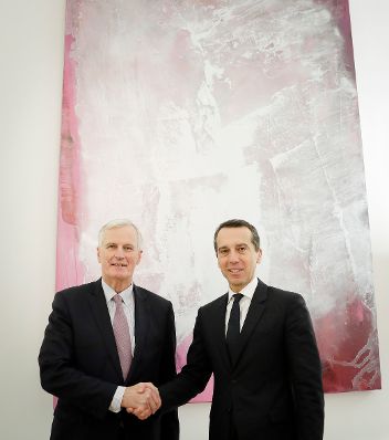 Am 10. November 2016 empfing Bundeskanzler Christian Kern (r.) den Beauftragten der EU-Kommission für die Austrittsverhandlungen mit dem Vereinigten Königreich Michel Barnier (l.) zu einem Arbeitsgespräch.