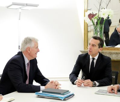 Am 10. November 2016 empfing Bundeskanzler Christian Kern (r.) den Beauftragten der EU-Kommission für die Austrittsverhandlungen mit dem Vereinigten Königreich Michel Barnier (l.) zu einem Arbeitsgespräch.