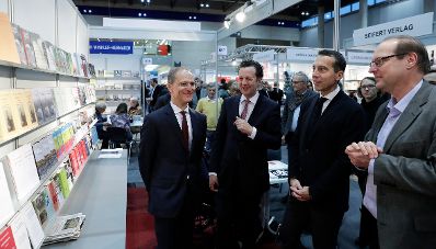 Am 12. November 2016 besuchte Bundeskanzler Christian Kern (m.r.) die Buchmesse Wien.