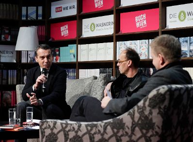 Am 12. November 2016 besuchte Bundeskanzler Christian Kern (l.) die Buchmesse Wien.
