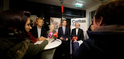 Am 14. November 2016 besuchte Bundeskanzler Christian Kern (m.r.) das Betreuungszentrum Gruft in Wien. Im Bild mit dem Präsidenten von Caritas Österreich Michael Landau (r.) und dem ÖVP-Klubchef Reinhold Lopatka (l.).