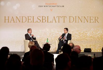 Am 14. November 2016 diskutierte Bundeskanzler Christian Kern (r.) mit dem Handelsblatt-Herausgeber Gabor Steingart (l.) beim Handelsblatt Dinner.