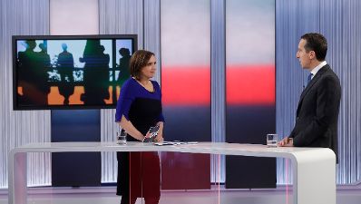 Am 15. November 2016 war Bundeskanzler Christian Kern (r.) zu Gast in der ORF Sendung "Report". Im Bild mit Moderatorin Susanne Schnabl (l.).