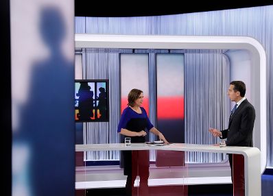 Am 15. November 2016 war Bundeskanzler Christian Kern (r.) zu Gast in der ORF Sendung "Report". Im Bild mit Moderatorin Susanne Schnabl (l.).