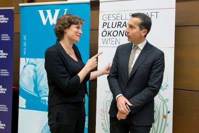Am 18. November 2016 nahmen Bundeskanzler Christian Kern (r.) und Ökonomin Mariana Mazzucato (l.) an der Diskussionsveranstaltung Public Risk and Private Profits teil.