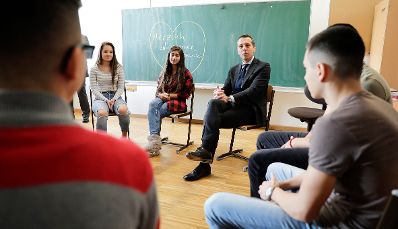 Am 21. November 2016 besuchte Bundeskanzler Christian Kern (m.) die Polytechnische Schule Burggasse in Wien. Im Bild im Gespräch mit Schülern.