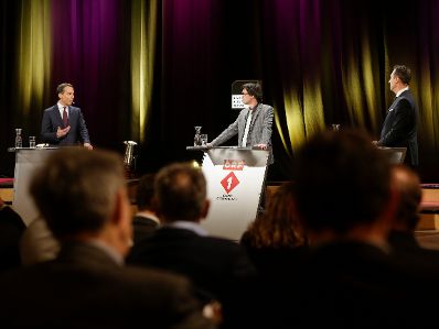 Am 23. November 2016 diskutierten Bundeskanzler Christian Kern (l.) und FPÖ Klubobmann Heinz-Christian Strache (r.) bei der Ö1- Sendung "Klartext" mit Moderator Klaus Webhofer (m.).