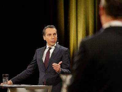 Am 23. November 2016 diskutierten Bundeskanzler Christian Kern (im Bild) und FPÖ Klubobmann Heinz-Christian Strache bei der Ö1- Sendung "Klartext" mit Moderator Klaus Webhofer.