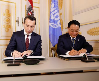 Am 23. November 2016 fand die Unterzeichnung einer "Joint Declaration" zwischen Österreich und der UNIDO statt. Im Bild Bundeskanzler Christian Kern (l.) mit UNIDO Generaldirektor LI Yong (r.).