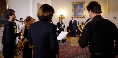 Am 25. November 2016 wurde Bundeskanzler Christian Kern (r.) von der Diakonie Österreich ein Adventkranz überreicht. Im Bild mit Direktor Michael Chalupka (l.).