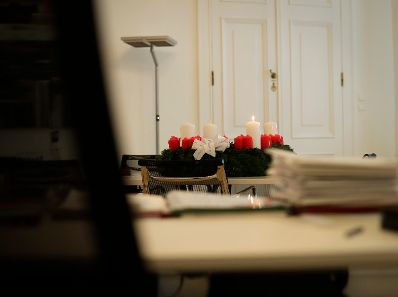 Am 25. November 2016 wurde Bundeskanzler Christian Kern von der Diakonie Österreich ein Adventkranz überreicht.