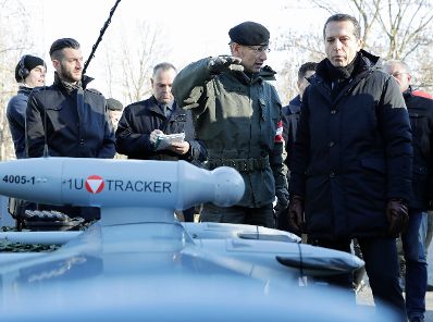 Am 28. November 2016 besuchte Bundeskanzler Christian Kern (r.) gemeinsam mit Verteidigungsminister Hans Peter Doskozil Soldaten in Bruckneudorf.