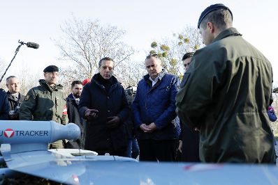 Am 28. November 2016 besuchte Bundeskanzler Christian Kern (m.l.) gemeinsam mit Verteidigungsminister Hans Peter Doskozil (m.r.) Soldaten in Bruckneudorf.