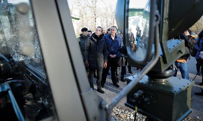 Am 28. November 2016 besuchte Bundeskanzler Christian Kern (l.) gemeinsam mit Verteidigungsminister Hans Peter Doskozil (r.) Soldaten in Bruckneudorf.