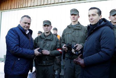 Am 28. November 2016 besuchte Bundeskanzler Christian Kern (r.) gemeinsam mit Verteidigungsminister Hans Peter Doskozil (l.) Soldaten in Bruckneudorf.