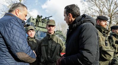 Am 28. November 2016 besuchte Bundeskanzler Christian Kern (m.) gemeinsam mit Verteidigungsminister Hans Peter Doskozil (l.) Soldaten in Bruckneudorf.