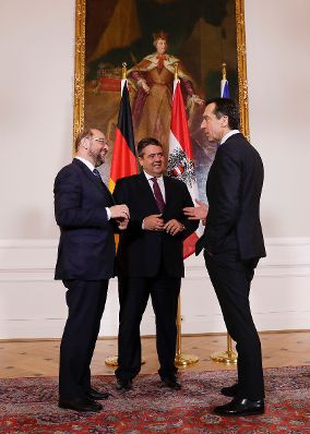 Am 28. November 2016 empfing Bundeskanzler Christian Kern (r.) den deutschen Vizekanzler Sigmar Gabriel (m.) und den Präsidenten des Europäischen Parlamentes Martin Schulz (l.) zu einem Arbeitsgespräch im Bundeskanzleramt.