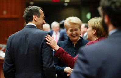 Am 15. Dezember 2016 fand in Brüssel der Europäische Rat der Staats- und Regierungschefs statt. Im Bild Bundeskanzler Christian Kern (l.) mit der deutschen Bundeskanzlerin Angela Merkel (r.) und der litauischen Präsidentin Dalia Grybauskaitė (m.).